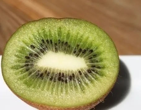 Il Kiwi: polpa verde con semini neri