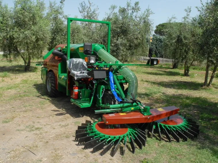 Macchina raccoglitrice semovente per la raccolta delle nocciole