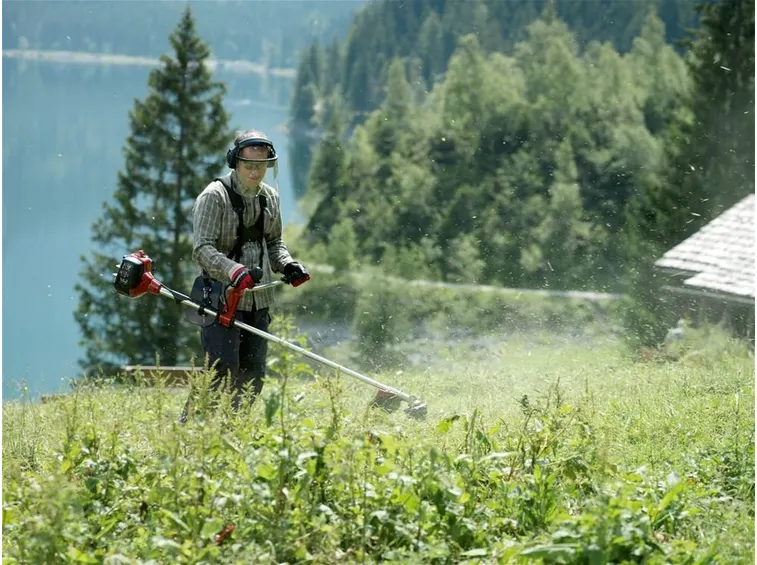 Uso di un decespugliatore professionale