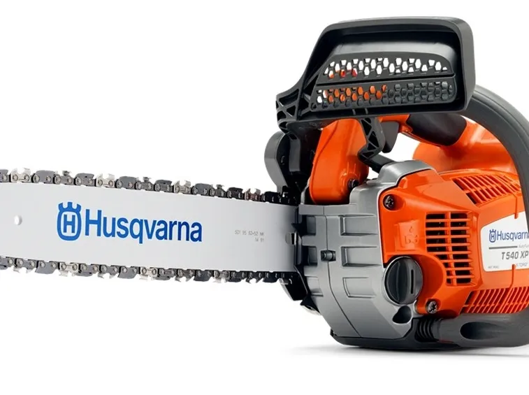 Una motosega Husqvarna da potatura