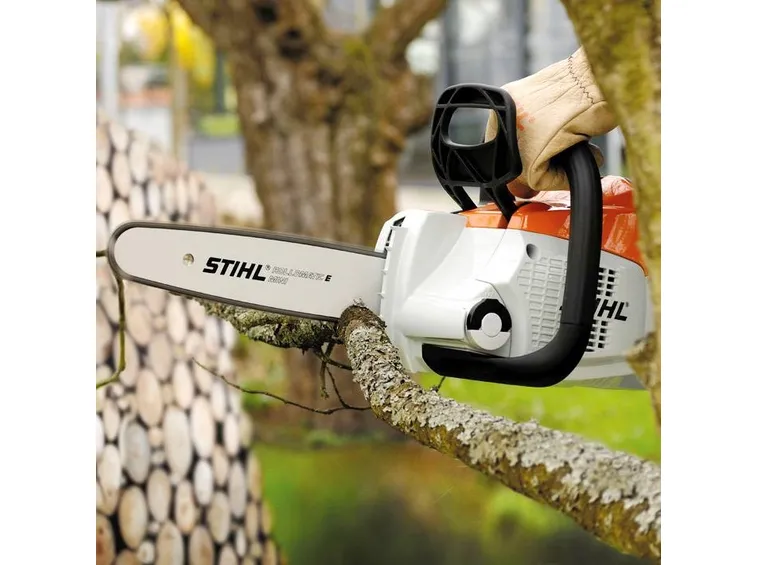 Una motosega Stihl a batteria