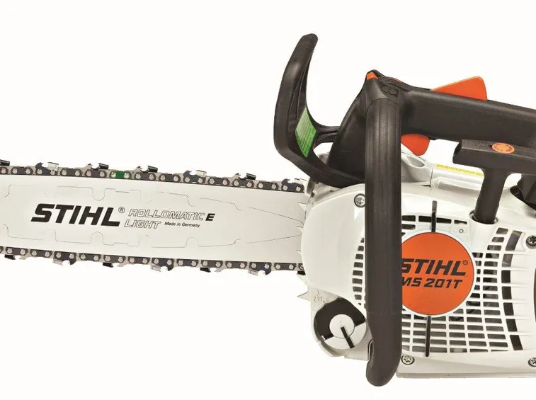 Una motosega Stihl da potatura
