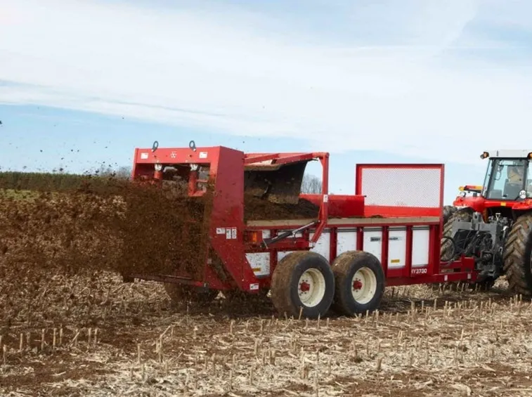 Macchinario agricolo letame campo