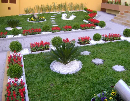 giardino colorato e verdeggiante