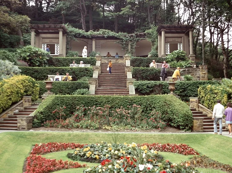Esempio di giardino all'italiana su diversi livelli
