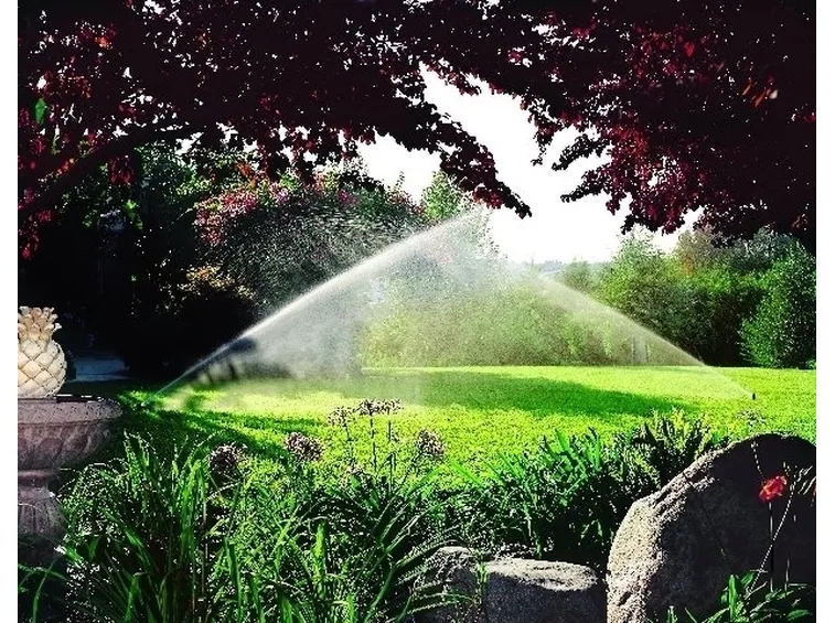 Degli irrigatori in azione