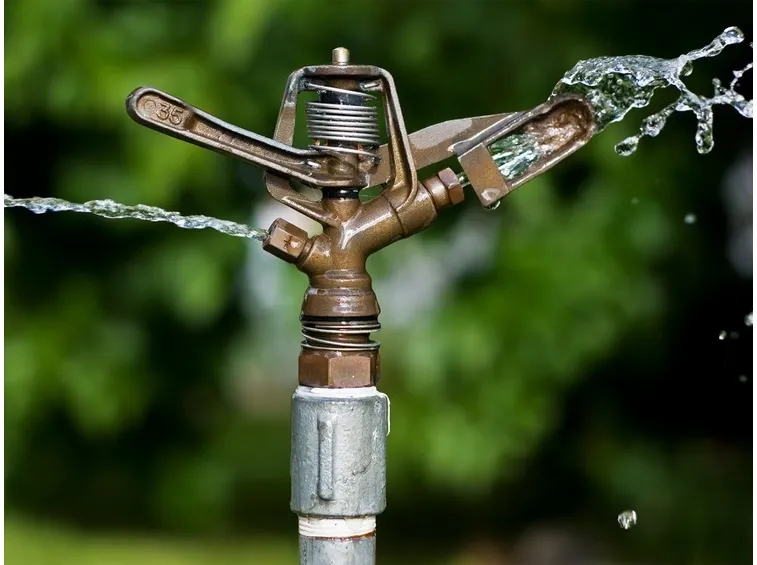 Irrigatore a impatto in funzione.