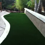 Particolare di giardino con manto erboso sintetico