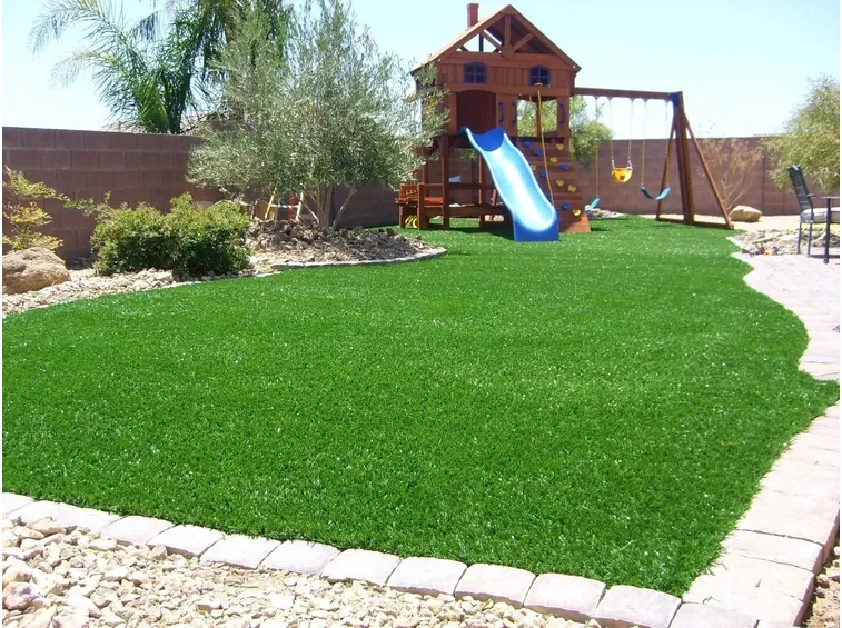 Bellissimo giardino con erba sintetica