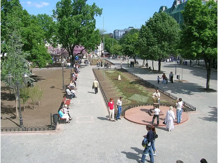 Giardino pubblico riccamente arredato