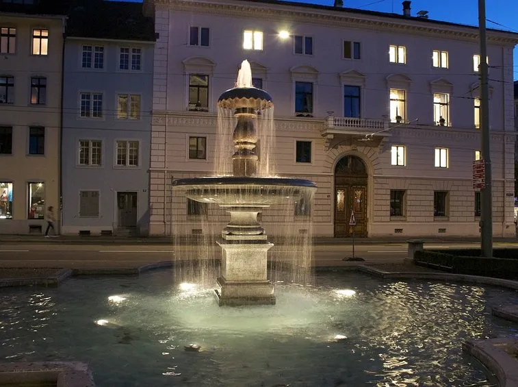 Fontana di centro storico in notturna