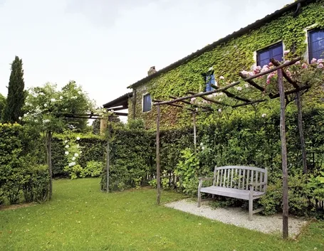 Casa con giardino verde
