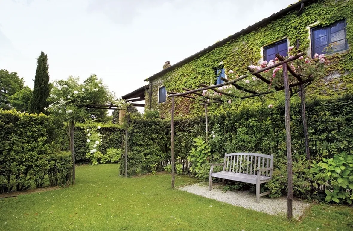 Casa con giardino verde