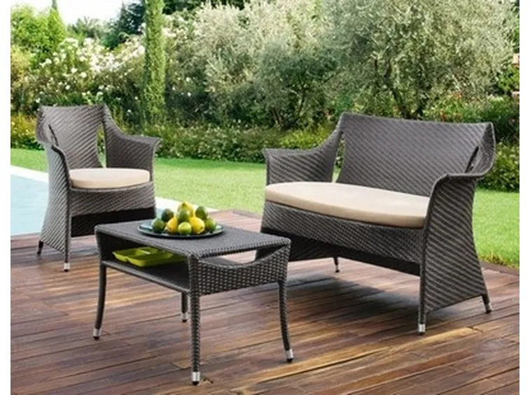 tavolo e sedie come complemento per giardino