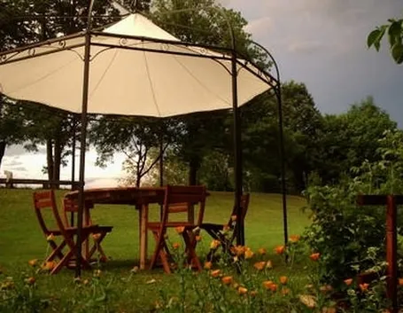 gazebo come complemento di giardino inglese