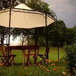 gazebo come complemento di giardino inglese