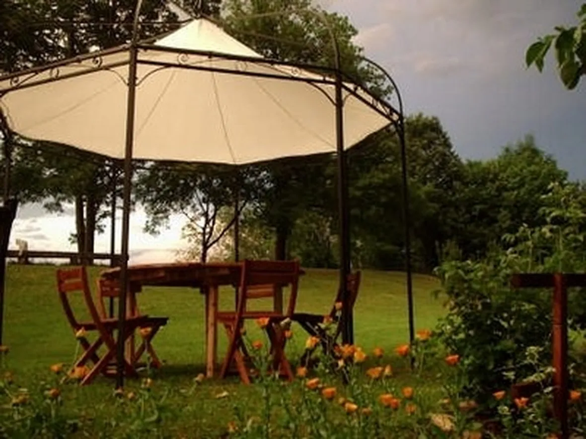 gazebo come complemento di giardino inglese