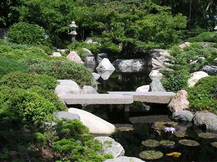 La tipica semplicità di un giardino giapponese