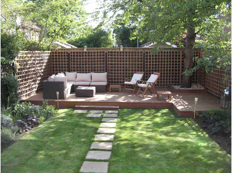 Esempio di giardino con spazio relax: sedie e tavoli