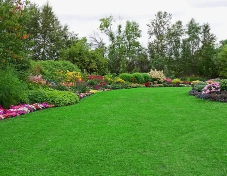 Un giardino molto fruibile: tanti fiori ma anche un grande prato.