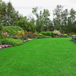 Un giardino molto fruibile: tanti fiori ma anche un grande prato.