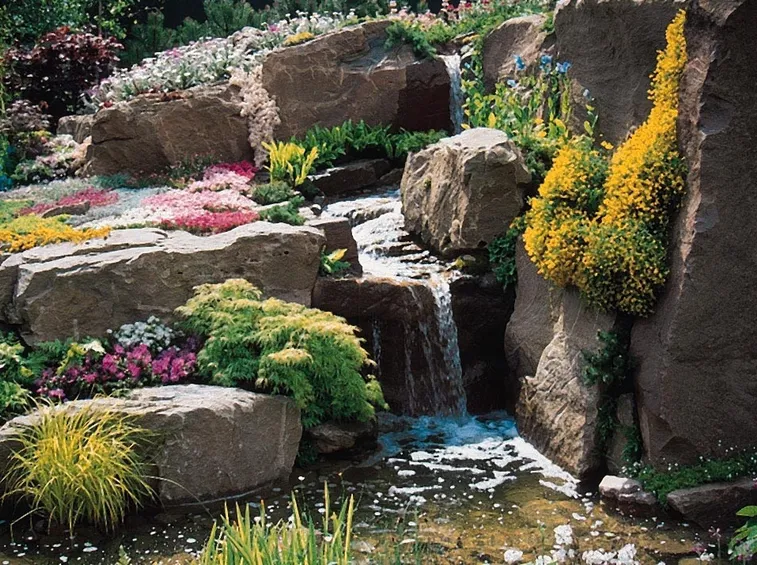 Giardino roccioso con cascata