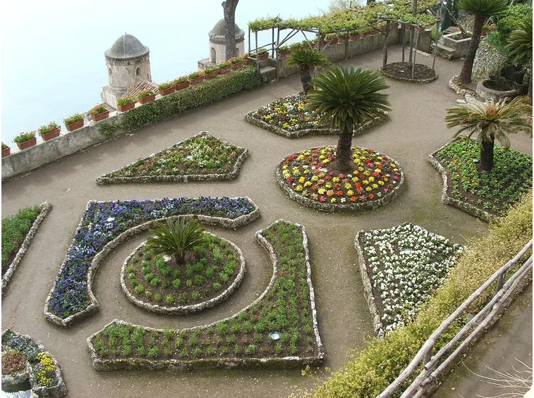 Lussureggiante giardino sulla Costiera Amalfitana