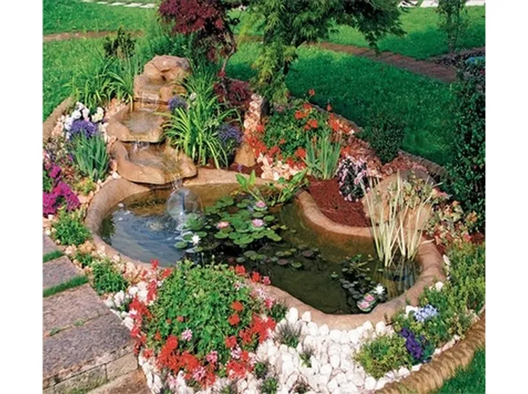 giardino con acqua