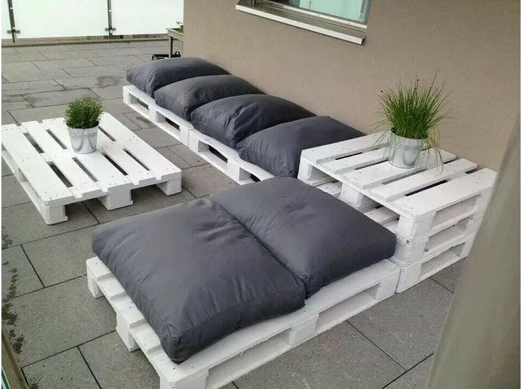 Usare il pallet per costruire un divano a dondolo fai da te darà un tocco inconfondibile al giardino
