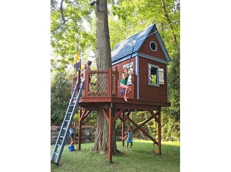 La casa sull'albero può diventare luogo di giochi o magnifica camera dal design moderno