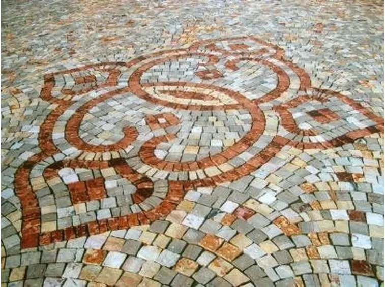 pavimento esterno stile mosaico