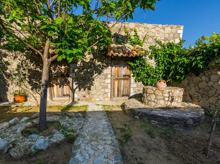 Giardino privato con vialetto e aiuole in pietra