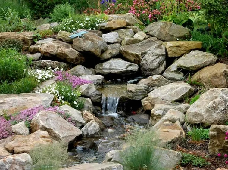 Sassi con acqua che scorre