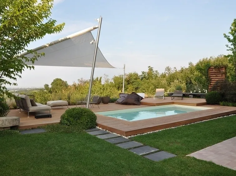 Giardino con piscina