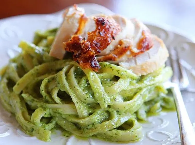 Un piatto di pasta al pesto