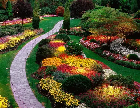 Giardino con aiuole fiorite