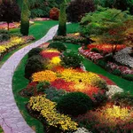 Giardino con aiuole fiorite