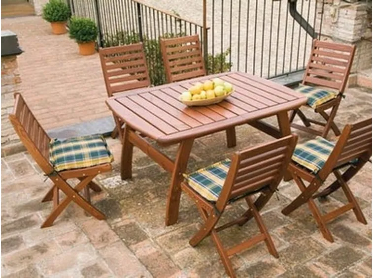 tavolo in legno da giardino