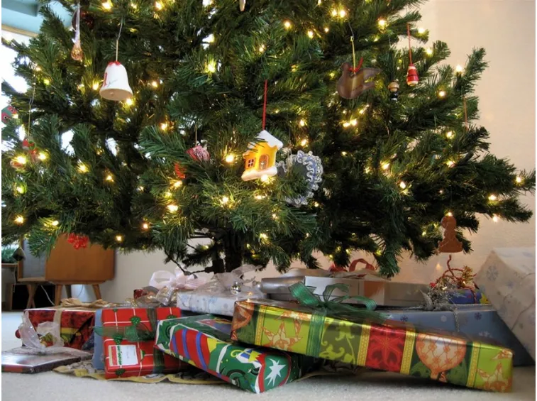 Un tradizionale albero di natale addobbato