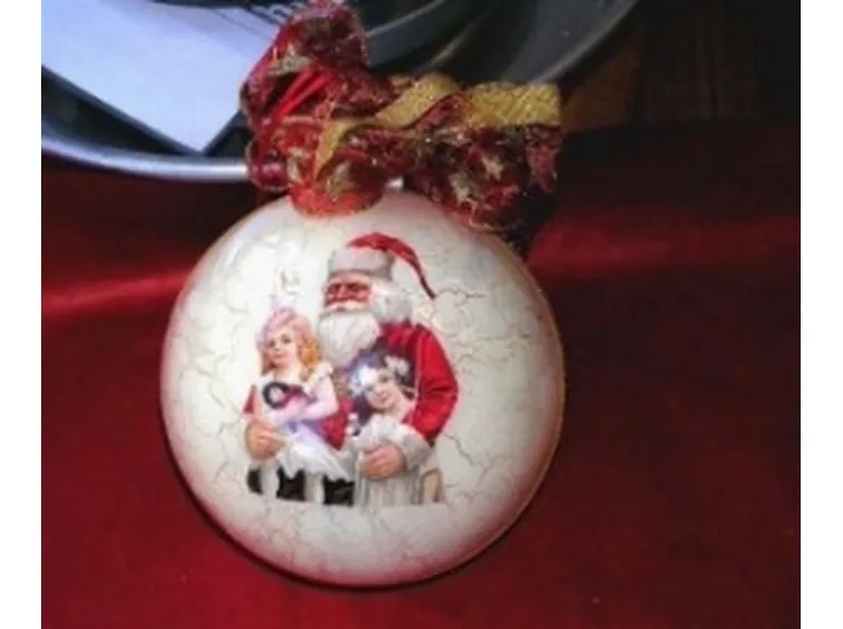 palla di natale realizzata con decoupage