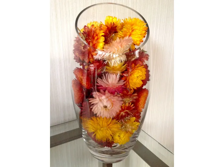 Bicchiere decorato con fiori di elicriso