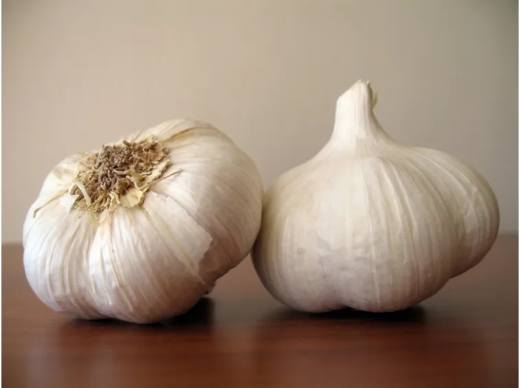 spicchi d'aglio su un tavolo