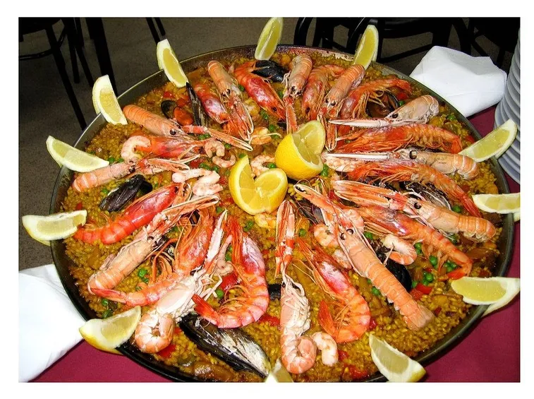 Paella, piatto tipico spagnolo con zafferano