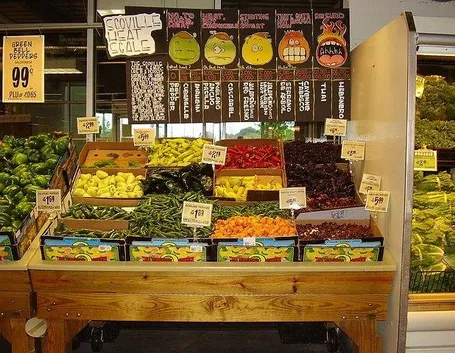 Bancarella di peperoncini, in ordine di piccantezza