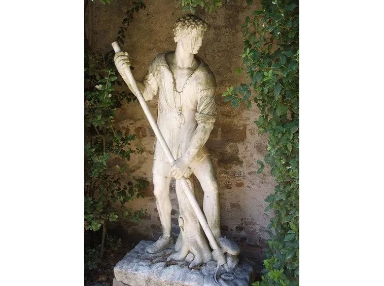 Una statua di un uomo che vanga