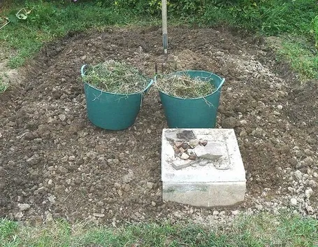 pulizia del terreno da erbacce e sassi