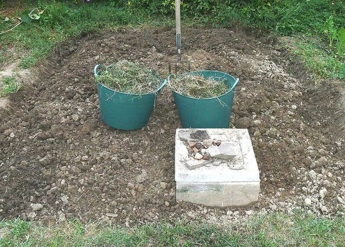 pulizia del terreno da erbacce e sassi