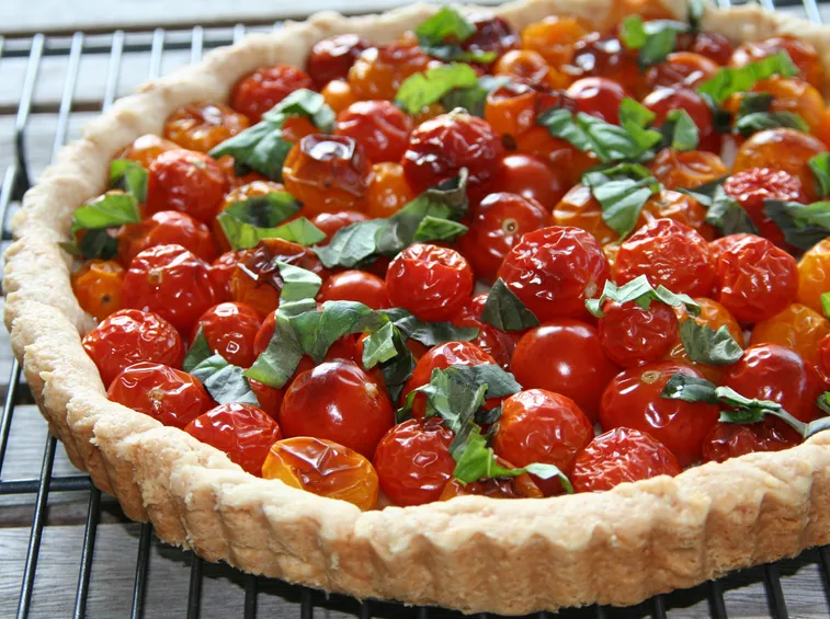 torta salata con pomodorini