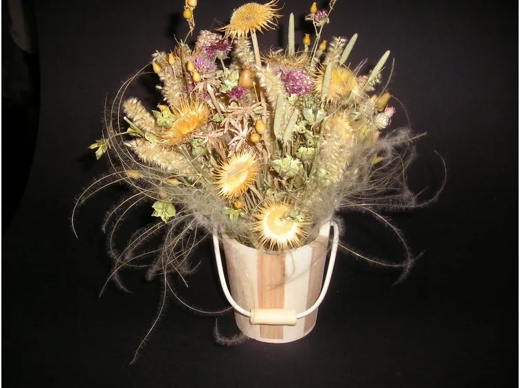 Centrotavola di fiori secchi in secchiello di legno