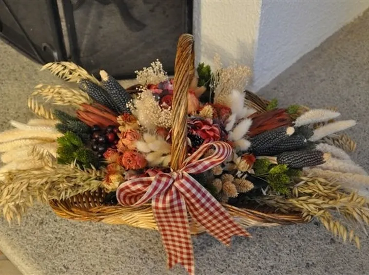 Cestino con fiori secchi e frutta